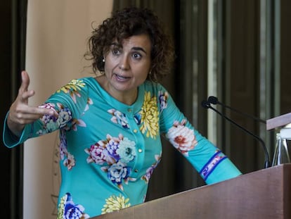 La ministra de Sanidad, Servicios Sociales e Igualdad, Dolors Montserrat, en una conferencia en el C&iacute;rculo Ecuestre de Barcelona