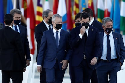 El lehendakari, Íñigo Urkullu, el presidente de la Junta de Andalucía, Juanma Moreno y el presidente de Cantabria, Miguel Ángel Revilla; detrás, el presidente de la Xunta de Galicia, Alberto Núñez Feijóo, y el presidente de la Generalitat de Cataluña, Quim Torra.