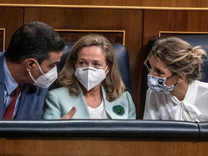 Pedro Sánchez, Nadia Calviño y Yolanda Díaz, durante una sesión de control al Gobierno en el Congreso de los Diputados.