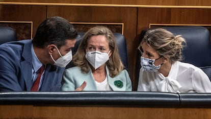 El presidente del Gobierno, Pedro Sánchez (i), la vicepresidenta económica, Nadie Calviño (c), y la ministra de Trabajo, Yolanda Díaz (d), en el pleno del Congreso de los Diputados del pasado 20 de octubre.