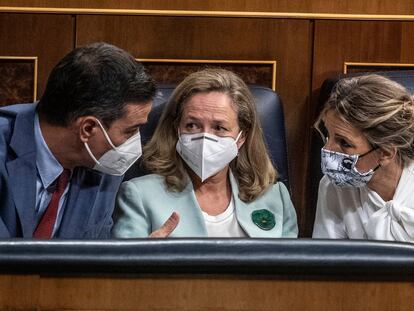 Pedro Sánchez, Nadia Calviño y Yolanda Díaz el pasado miércoles, en el Congreso de los Diputados.