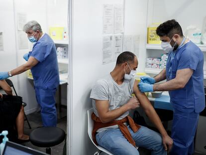 Punto de vacunación masivo contra la covid-19 en el recinto Montjuic de la Fira de Barcelona.