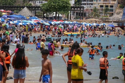 Turistas visitan las playas de Caleta y Caletilla, en Acapulco, Guerrero