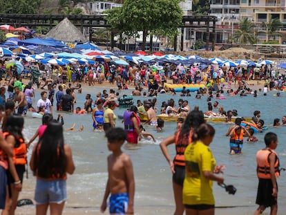 Turistas visitan las playas de Caleta y Caletilla, en Acapulco, Guerrero