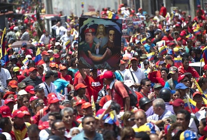 Cientos de personas despiden el féretro de chávez por las calles de Caracas.