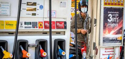 Un motorista reposta combustible en una gasolinera de Bangkok (Tailanida).