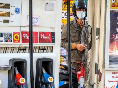 Un motorista reposta combustible en una gasolinera de Bangkok (Tailanida).