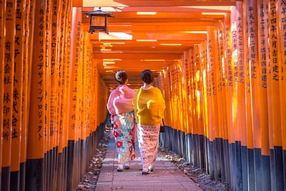 Dos geishas caminando en el santuario de Fushimi Inari Shrine, en Kioto.