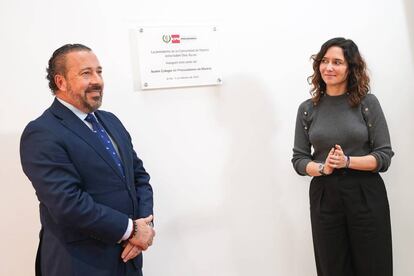 Alberto García Barrenechea, decano del Colegio de Procuradores de Madrid, e Isabel Díaz Ayuso, presidenta de la Comunidad de Madrid.