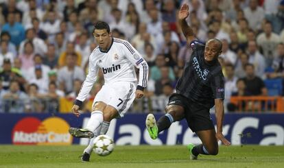 Cristiano chuta pese a la oposición de Kompany.