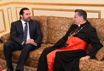 El dimitido primer ministro libanés, Saad Hariri, conversa con el Patriarca maronita libanés, este martes en Riad.