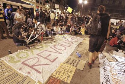 Preparativos, anoche, de la acampada en la Puerta del Sol.