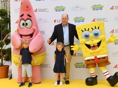 El príncipe Alberto de Mónaco con sus dos mellizos, Jacques y Gabriella, y personajes de 'Bob Esponja', durante el Festival de Televisión de Montecarlo.