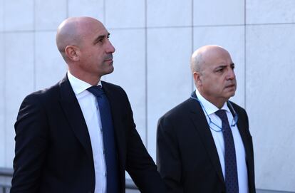 El expresidente de la Real Federación Española de Fútbol (RFEF) Luis Rubiales (a la derecha) a su llegada este lunes al juzgado de instrucción número 4 de Majadahonda (Madrid).