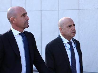 El expresidente de la Real Federación Española de Fútbol (RFEF) Luis Rubiales (a la derecha) a su llegada este lunes al juzgado de instrucción número 4 de Majadahonda (Madrid).