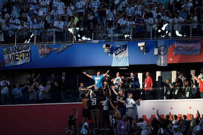 Diego Maradona, en el palco, tras el primer gol de Argentina ante Nigeria.