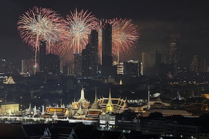  Fuegos artificiales durante las celebraciones de A?o Nuevo en Bangkok, Tailandia.