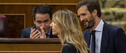 La portavoz parlamentaria del PP saliente, Cayetana Álvarez de Toledo en presencia de Pablo Casado (derecha) y el secretario general del PP, Teodoro García Egea