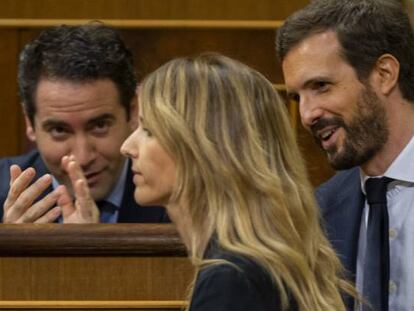 La portavoz parlamentaria del PP saliente, Cayetana Álvarez de Toledo en presencia de Pablo Casado (derecha) y el secretario general del PP, Teodoro García Egea