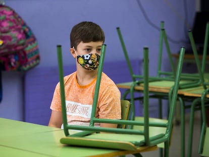 Un niño en el primer día de curso en la Escola Catalònia, en el distrito de Sant Martí, en Barcelona.