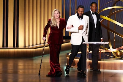 Christina Applegate y Anthony Anderson presentan el primer premio de los Emmy.
