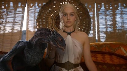 En esta imagen, Drogon, el más grande de los tres dragones, ya tiene un tamaño de mascota intimidante.