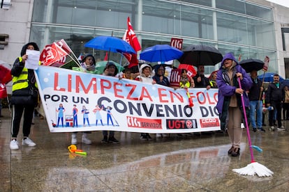 Sueldos limpiadoras Trabajadoras de la limpieza en huelga indefinida por salarios por debajo del SMI Patronal ofrece renovación con salarios aún más bajos y trabajadoras se rebelan Mujeres en huelga indefinida denuncian precariedad y que su labor es esclavitud