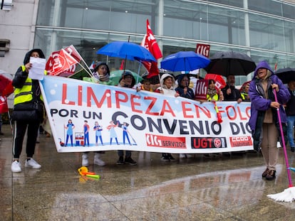 Concentración el pasado miércoles de trabajadoras de la limpieza de Lugo delante de la delegación de la Xunta en la ciudad.
