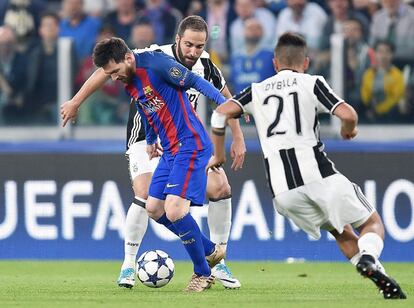 El jugador argentino del Barcelona, Lionel Messi, disputa el balón con su compatriota Gonzalo Higuain de la Juventus.