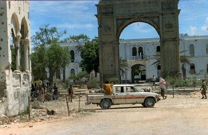 "A Umberto di Savoia, romanamente". Corre 1993 y aún puede leerse esto en el arco del triunfo inaugurado en Mogadiscio en 1928, entonces colonia italiana. La población somalí sufre sumida en la anarquía y la hambruna. Se trata de un conflicto de todos contra todos, en el que la comunidad internacional pone en práctica el llamado derecho de intervención humanitaria. Las tropas de Estados Unidos desembarcan bajo los focos de los medios, pero la operación agrava el caos. Después de casi dos años en Mogadiscio, en Médicos Sin Fronteras nos sentimos obligados a denunciar una intervención internacional cada vez menos humanitaria y más militar.