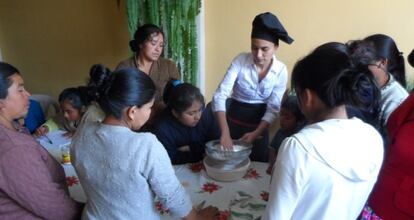 Un grupo de mujeres deportadas, en una clase de repostería.
