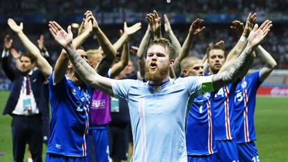Los jugadores de Islandia celebran el pase a cuartos.