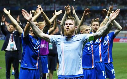 Los jugadores de Islandia celebran el pase a cuartos.