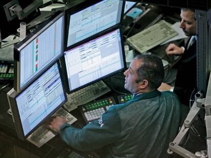 Un agente bursátil en el New York Stock Exchange