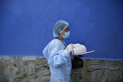 Una enfermera participa en una jornada de salud en El Salvador.