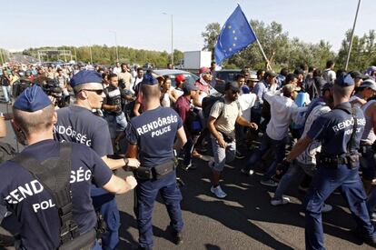 Cientos de refugiados abandonan a pie Budapest en dirección a Austria.