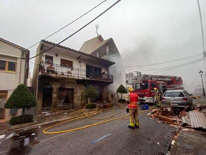 Los bomberos trabajan en la extinción de un incendio en Castellcir (Barcelona)