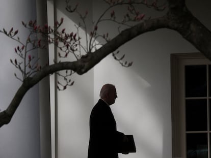 El presidente Biden camina hacia la oficina oval, en la Casa Blanca, el pasado 27 de febrero.