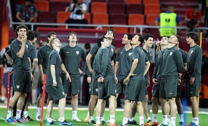 Los jugadores del Athletic observan el escenario de la final.