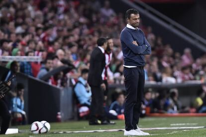 Luis Enrique se lamenta por el resultado durante el partido.