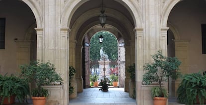 Entrada principal del Palacio Episcopal.