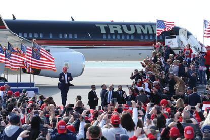 Donald Trump rodeado de sus seguidores este sábado en Vandalia, Ohio.