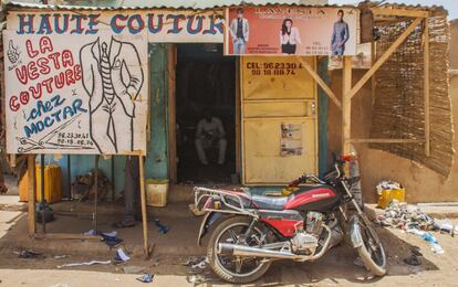 La OIM proporcionó ayudas por valor de 320.000 FCFA (1 euros equivale a 656 FCFA) a retornados de todo Níger, unos 2.000 en Niamey, para incentivar proyectos socio-laborales de reinserción. En ningún caso se distribuyó dinero en metálico, sino materiales que ayudaran a iniciar una actividad económica. Moctar fue uno de los beneficiados. Tras recibir una máquina de coser, más tarde pudo alquilar este local donde ahora se gana la vida.