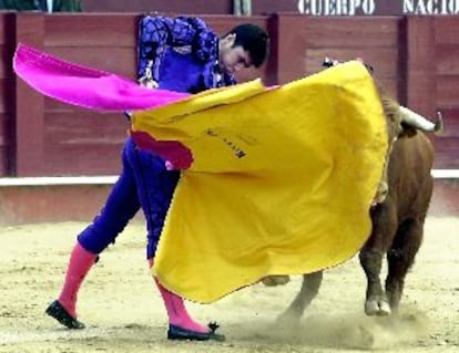 Rivera Ordóñez, en uno de los lances con que recibió a su primer toro.