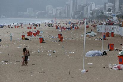 Vista de la basura en las arenas de la playa de Ipanema por la huelga de los trabajadores de la Compañía Municipal de Limpieza Urbana de Río de Janeiro (Comlurb).