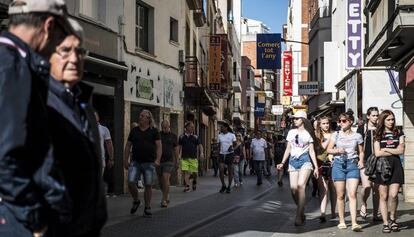 Turistas pasean por una calle de Lloret de Mar