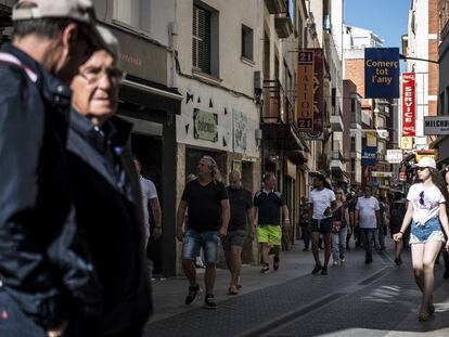 Turistas pasean por una calle de Lloret de Mar