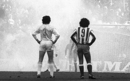 Camacho y Hugo S&aacute;nchez, durante el derbi de 1982