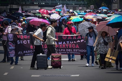 Integrantes de la CNTe durante una protesta en el Aeropuerto Internacional de Ciudad de México, el 23 de mayo de 2025.