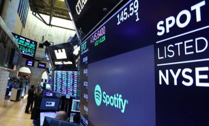 Una pantalla con el logo de Spotify en la bolsa de Nueva York, EE UU.